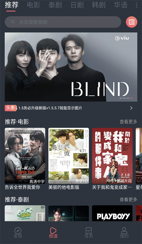 玻璃杯中旋转的抹茶拿铁拉花壁纸